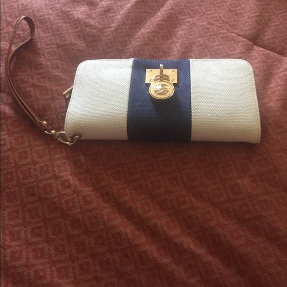 Tracy Zhou wallet with wrist strap - Picture 2 of 8